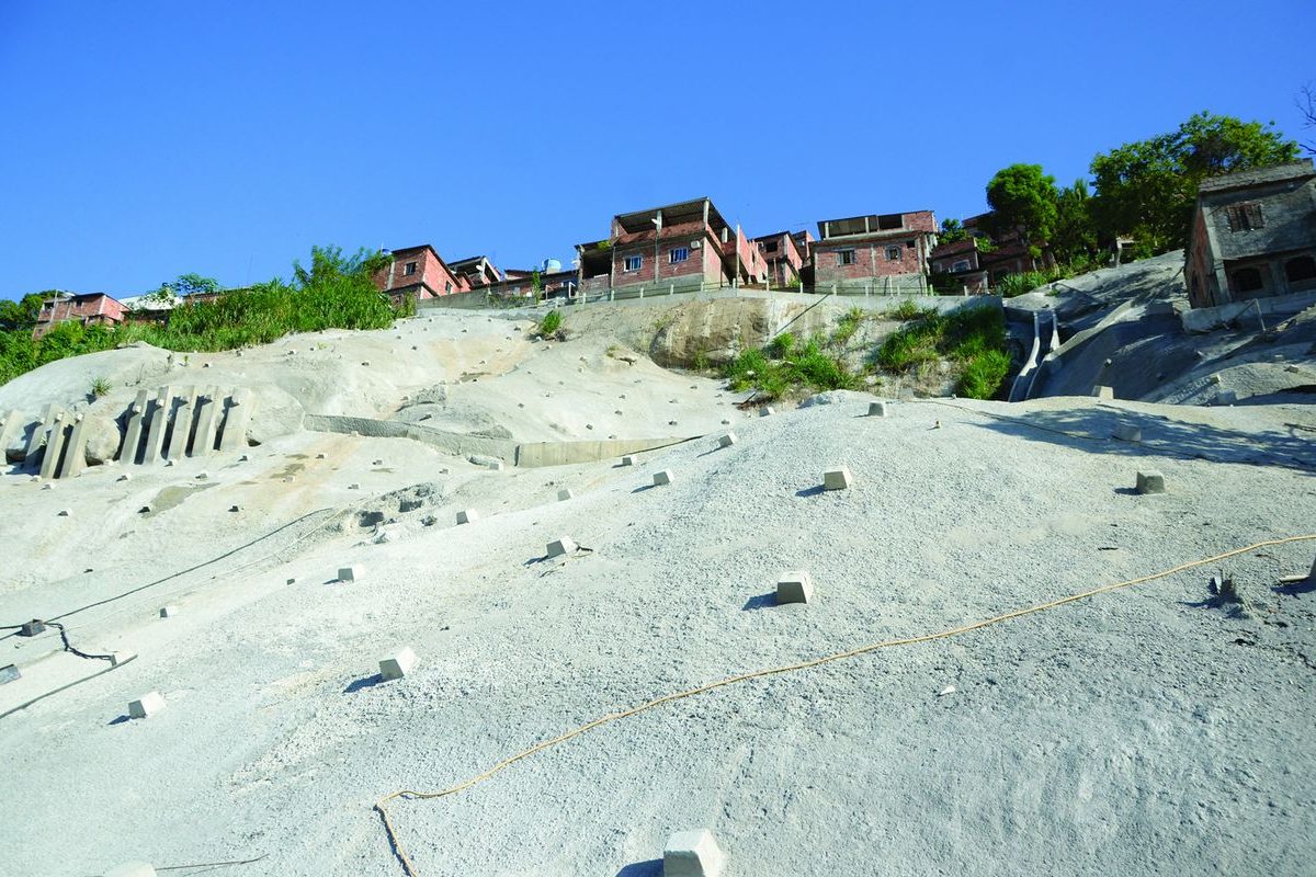 Investimento de mais de R$ 1 bilhão em obras de contenção de encostas